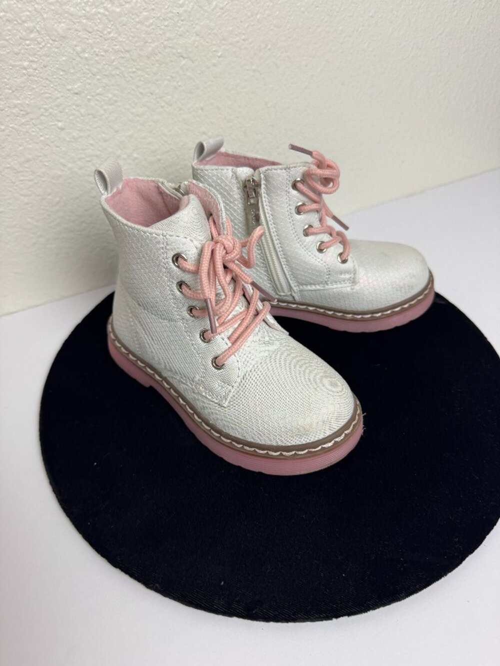 Tahari White Boots Pink Lace-Up Size 7 Like NEW
